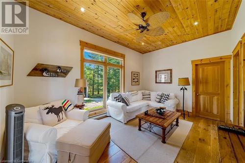 65 B321 Pt. Frying Pan Island, Parry Sound, ON - Indoor Photo Showing Living Room