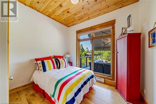 65 B321 Pt. Frying Pan Island, Parry Sound, ON - Indoor Photo Showing Bedroom