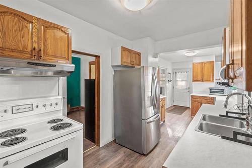 233 Hampton Street, Winnipeg, MB - Indoor Photo Showing Kitchen With Double Sink