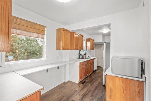 233 Hampton Street, Winnipeg, MB - Indoor Photo Showing Kitchen