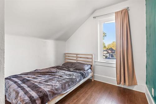 233 Hampton Street, Winnipeg, MB - Indoor Photo Showing Bedroom