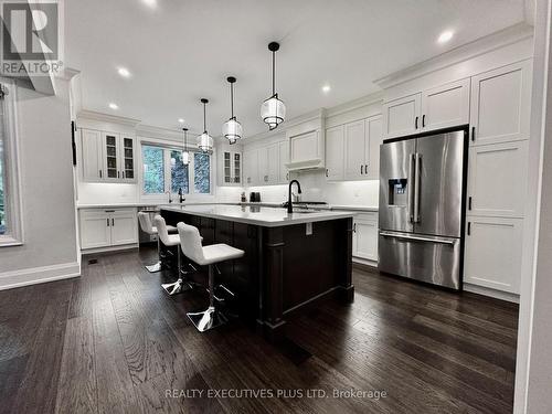 3 Larry Street, Caledon, ON - Indoor Photo Showing Kitchen With Upgraded Kitchen