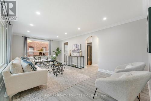 19 Horton Boulevard, Toronto, ON - Indoor Photo Showing Living Room