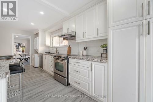 19 Horton Boulevard, Toronto, ON - Indoor Photo Showing Kitchen With Upgraded Kitchen