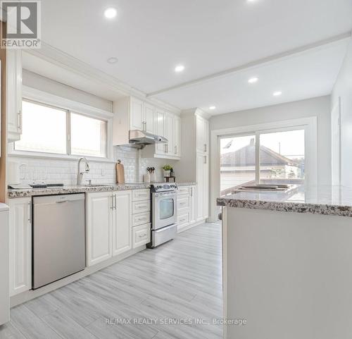 19 Horton Boulevard, Toronto, ON - Indoor Photo Showing Kitchen