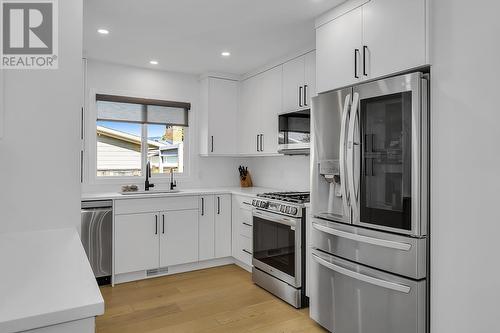 475 Eldorado Road, Kelowna, BC - Indoor Photo Showing Kitchen