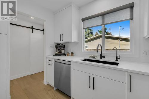 475 Eldorado Road, Kelowna, BC - Indoor Photo Showing Kitchen