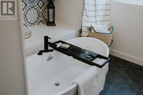 475 Eldorado Road, Kelowna, BC - Indoor Photo Showing Bathroom