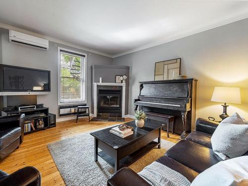 Living room - 1814  - 1822 Av. William-David, Montréal (Mercier/Hochelaga-Maisonneuve), QC - Indoor Photo Showing Living Room With Fireplace