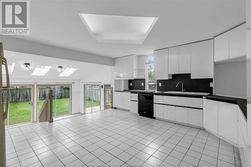 345 Mcewan, Windsor, ON - Indoor Photo Showing Kitchen