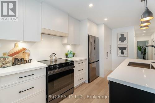 5 Rowse Crescent, Toronto, ON - Indoor Photo Showing Kitchen With Upgraded Kitchen