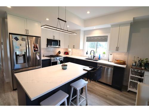 929 Waterloo Crescent, Castlegar, BC - Indoor Photo Showing Kitchen With Upgraded Kitchen