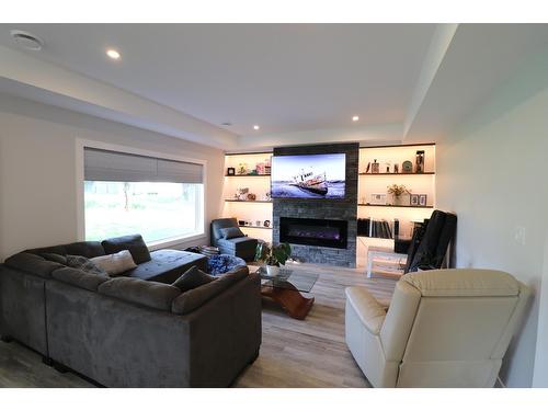 929 Waterloo Crescent, Castlegar, BC - Indoor Photo Showing Living Room With Fireplace