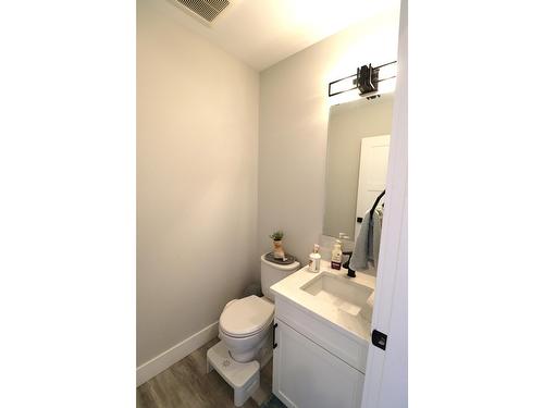 929 Waterloo Crescent, Castlegar, BC - Indoor Photo Showing Bathroom