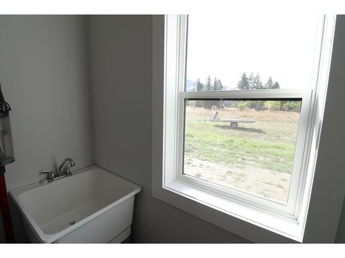 929 Waterloo Crescent, Castlegar, BC - Indoor Photo Showing Bathroom