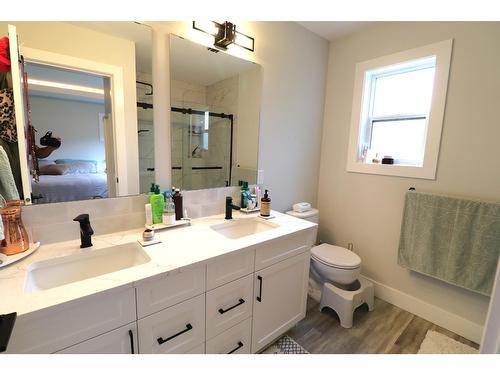 929 Waterloo Crescent, Castlegar, BC - Indoor Photo Showing Bathroom