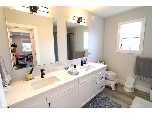 929 Waterloo Crescent, Castlegar, BC - Indoor Photo Showing Bathroom