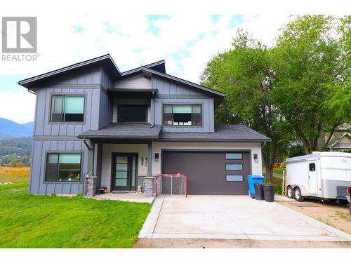 929 Waterloo  Crescent, Castlegar, BC - Outdoor With Facade