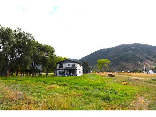 929 Waterloo Crescent, Castlegar, BC - Outdoor