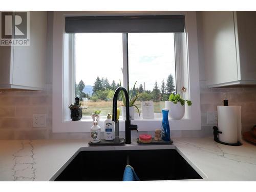 929 Waterloo  Crescent, Castlegar, BC - Indoor Photo Showing Kitchen