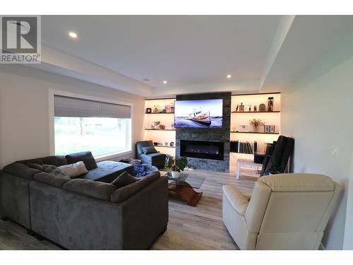 929 Waterloo  Crescent, Castlegar, BC - Indoor Photo Showing Living Room With Fireplace