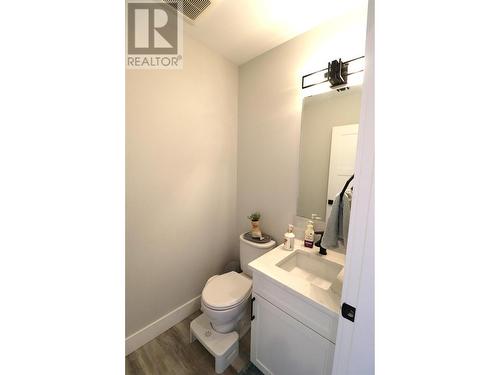 929 Waterloo  Crescent, Castlegar, BC - Indoor Photo Showing Bathroom