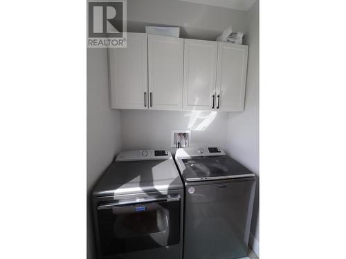 929 Waterloo  Crescent, Castlegar, BC - Indoor Photo Showing Laundry Room