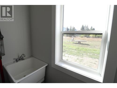 929 Waterloo  Crescent, Castlegar, BC - Indoor Photo Showing Bathroom