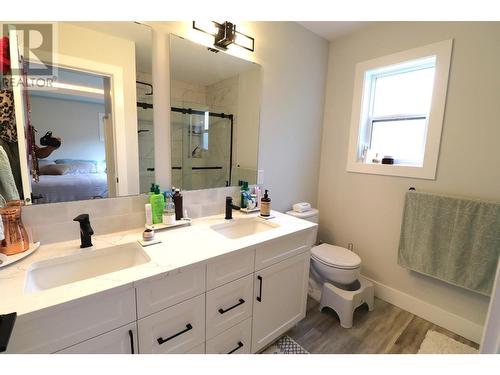 929 Waterloo  Crescent, Castlegar, BC - Indoor Photo Showing Bathroom