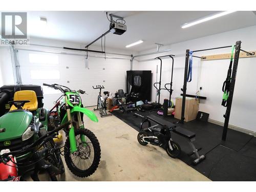 929 Waterloo  Crescent, Castlegar, BC - Indoor Photo Showing Garage