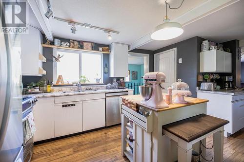 1404 Salmon River Road, Salmon Arm, BC - Indoor Photo Showing Kitchen