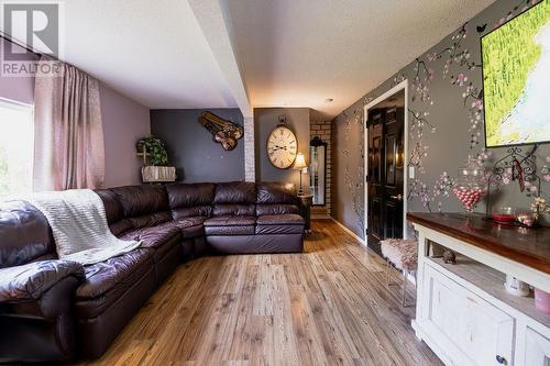 1404 Salmon River Road, Salmon Arm, BC - Indoor Photo Showing Living Room