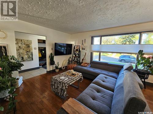 320 3Rd Avenue Se, Swift Current, SK - Indoor Photo Showing Living Room