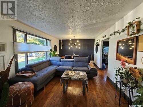 320 3Rd Avenue Se, Swift Current, SK - Indoor Photo Showing Living Room