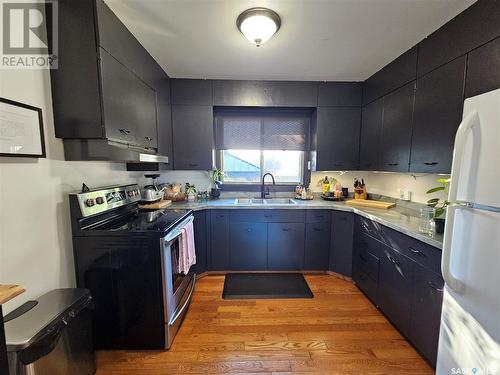 320 3Rd Avenue Se, Swift Current, SK - Indoor Photo Showing Kitchen With Double Sink With Upgraded Kitchen