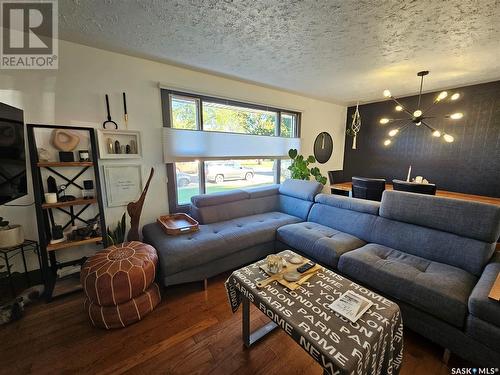 320 3Rd Avenue Se, Swift Current, SK - Indoor Photo Showing Living Room