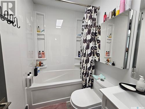 320 3Rd Avenue Se, Swift Current, SK - Indoor Photo Showing Bathroom