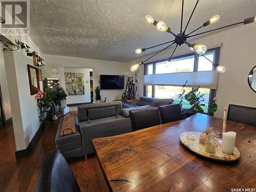 320 3Rd Avenue Se, Swift Current, SK - Indoor Photo Showing Living Room