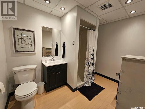 320 3Rd Avenue Se, Swift Current, SK - Indoor Photo Showing Bathroom