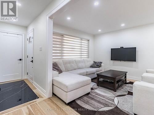 40 Devonshire Drive, Brampton, ON - Indoor Photo Showing Living Room