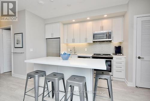 C404 - 301 Sea Ray Avenue, Innisfil, ON - Indoor Photo Showing Kitchen With Upgraded Kitchen