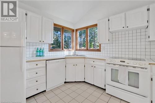 3770 Huntington Avenue, Windsor, ON - Indoor Photo Showing Kitchen