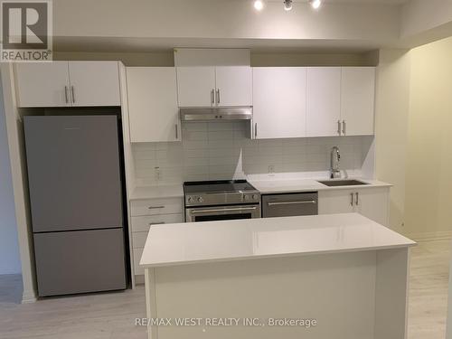 201 - 8960 Jane Street S, Vaughan, ON - Indoor Photo Showing Kitchen