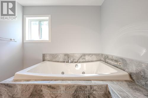 29 Melville Court, Oro-Medonte, ON - Indoor Photo Showing Bathroom