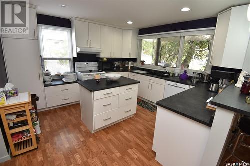 806 6Th Street W, Nipawin, SK - Indoor Photo Showing Kitchen