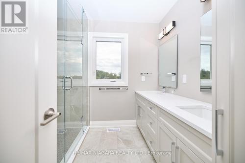 2788 Canadiana Court, Fort Erie, ON - Indoor Photo Showing Bathroom