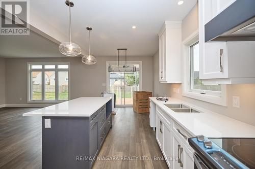 2788 Canadiana Court, Fort Erie, ON - Indoor Photo Showing Kitchen With Double Sink With Upgraded Kitchen