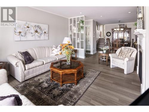 475 - 479 Eldorado Road, Kelowna, BC - Indoor Photo Showing Living Room