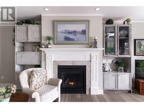 475 - 479 Eldorado Road, Kelowna, BC - Indoor Photo Showing Living Room With Fireplace