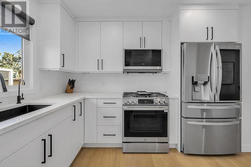 475 - 479 Eldorado Road, Kelowna, BC - Indoor Photo Showing Kitchen With Upgraded Kitchen